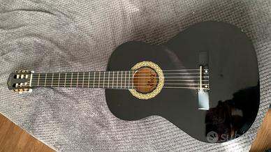 Chitarra nera con accessori