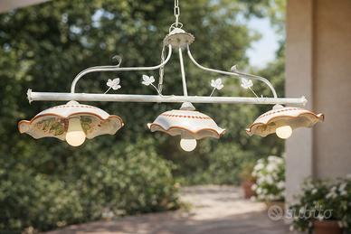 Bilancere rustico per cucina con piatti in ceramic