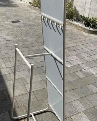 Specchio Ikea con appendini sul restro