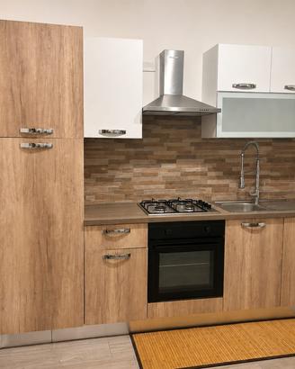 Cucina 2,55x 2,15 m con forno e piano cottura