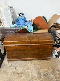 Antico baule in legno massello