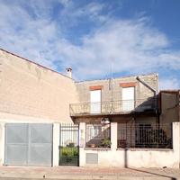 Abitazione su due livelli con giardino e posto aut