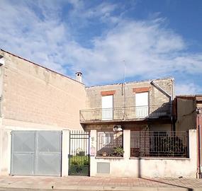 Abitazione su due livelli con giardino e posto aut