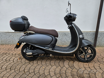 Scooter moto elettrico solo 700km con bauletto