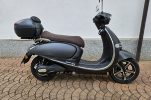 Scooter moto elettrico solo 700km con bauletto