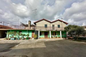 AMPIA CASA CON GIARDINO E CAPANNONE