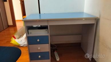Scrivania e sedia