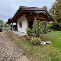 Magazzino con ampio portico e parco privato
