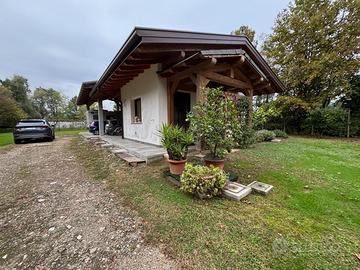 Magazzino con ampio portico e parco privato