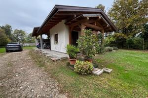 Magazzino con ampio portico e parco privato