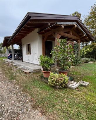 Magazzino con ampio portico e parco privato