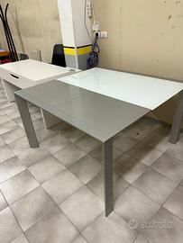 Tavolo con base in vetro allargabile