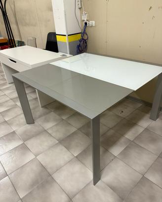 Tavolo con base in vetro allargabile