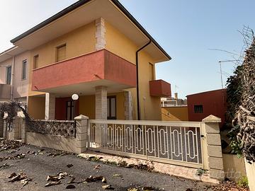 Villetta a pochi metri dal mare Ispica