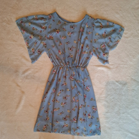 Vestito da donna azzurro con fiori disegnati