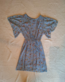 Vestito da donna azzurro con fiori disegnati