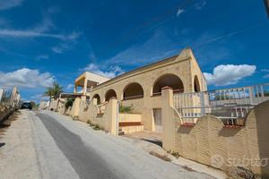 Triscina villa con ampia veranda vista mare