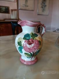 Anfora in ceramica decorata a mano