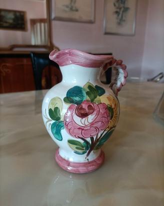 Anfora in ceramica decorata a mano