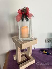 Porta lanterna artigianale in legno con piano sosp