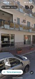 Negozio con vetrina fronte strada