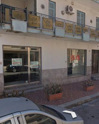 Negozio con vetrina fronte strada