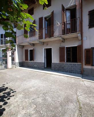 Casa di 165 mq disposta su tre livelli libera su d