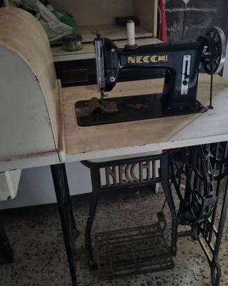Macchina da cucire  vintage NECCHI