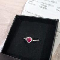 Anello Pandora con un design a cuore
