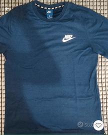 T-Shirt Nike Blu Scuro Girocollo con Logo
