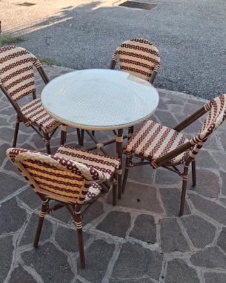 tavolo con sedie 