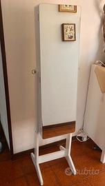 Specchiera portagioielli con led