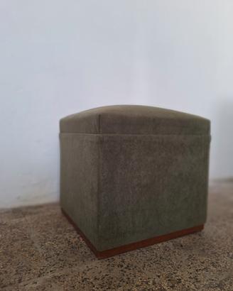 Poufmodernista in legno e velluto verde