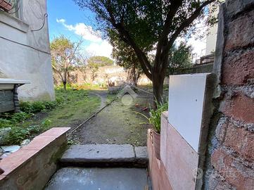 2 LOCALI A TORRE ANNUNZIATA