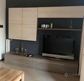 Parete attrezzata soggiorno moderna con TV