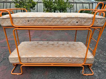 Letto a castello vintage arancione con materassi