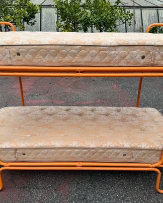 Letto a castello vintage arancione con materassi