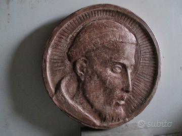 Bassorilievo volto di san francesco