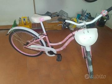 Bicicletta bianca e rosa