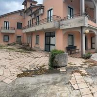 Villa padronale su 4 livelli con giardino