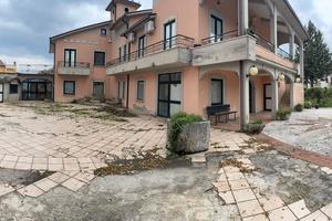 Villa padronale su 4 livelli con giardino