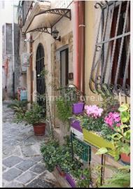 Pallazina indipendente con tre monolocali