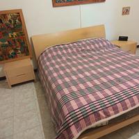 letto con comodini 