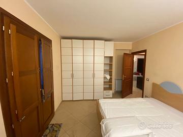 Cameretta completa con letto e grande armadio –