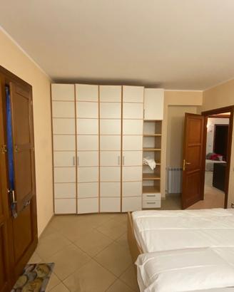 Cameretta completa con letto e grande armadio –