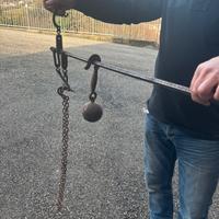 Stadera antica a braccio con peso sferico e catena