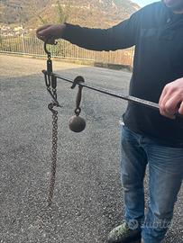 Stadera antica a braccio con peso sferico e catena