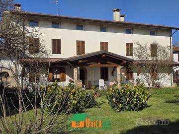 Rustico / Casale di 450 m² con più di 5 locali a F