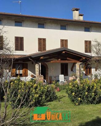 Rustico / Casale di 450 m² con più di 5 locali a F