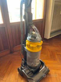 Aspirapolvere Dyson con accessori